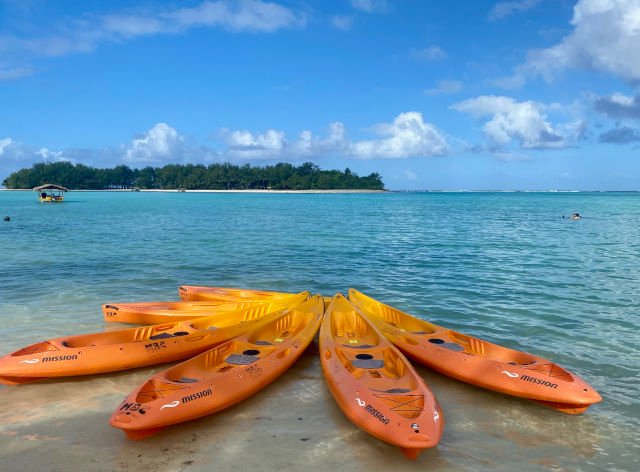 Kayaks on the sand on Muri Beach