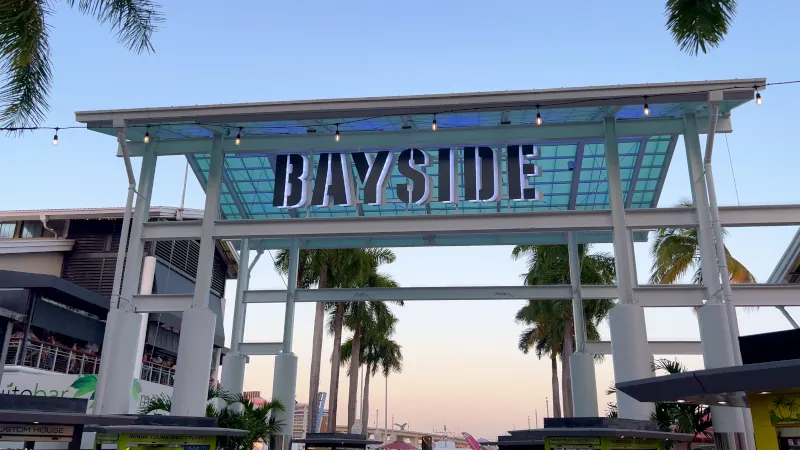 Entrance to Bayside Marketplace